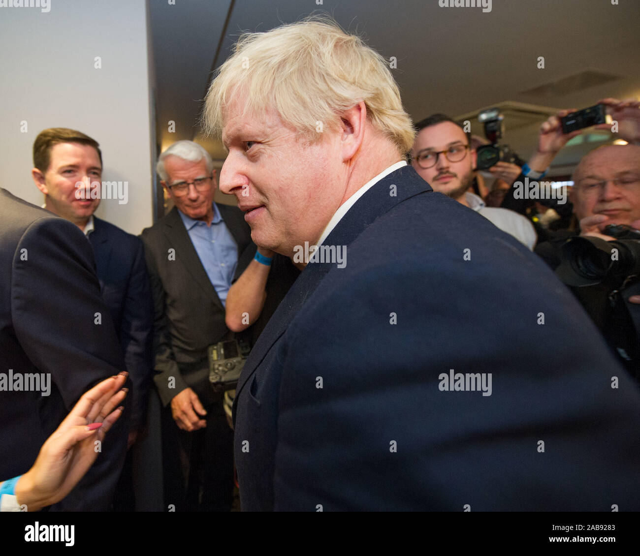 North Queensferry, UK. Il 26 novembre 2019. Nella foto: Boris Johnson MP - REGNO UNITO Il Primo Ministro e il leader dei conservatori e di partito unionista. Partito conservatore di lancio Manifesto: Boris Johnson visto per la sua campagna elettorale a North Queensferry. Credito: Colin Fisher/Alamy Live News Foto Stock