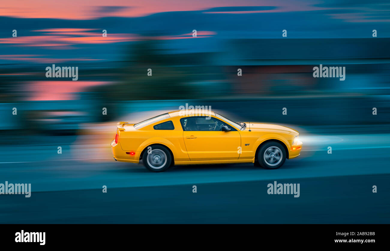 Classico giallo mustang, Reykjavik, Islanda Foto Stock