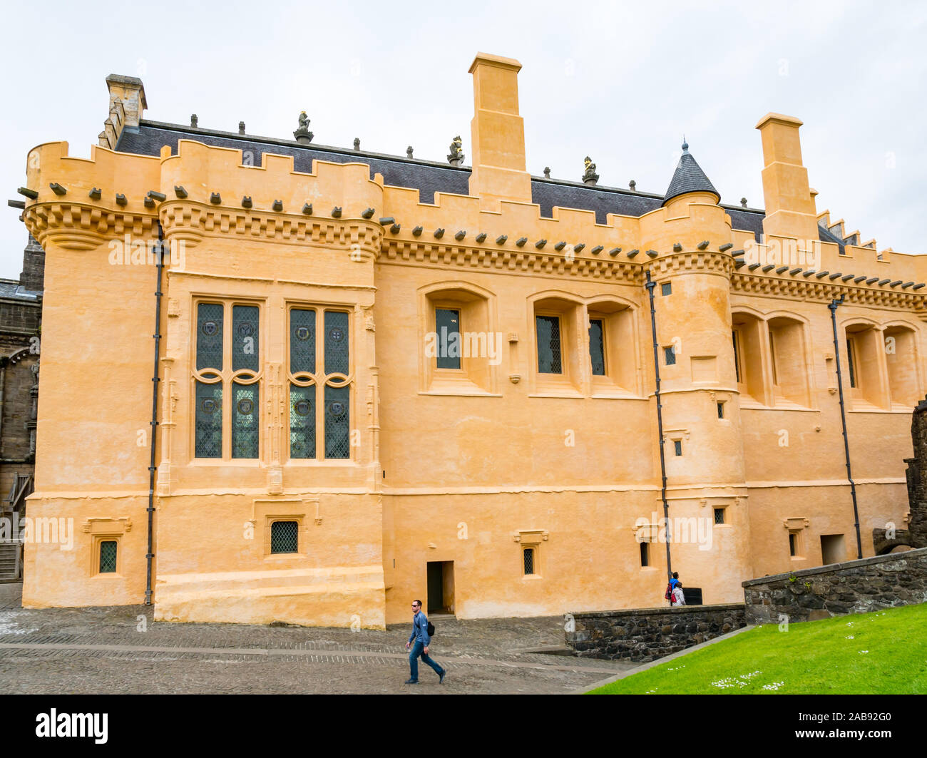 Sala grande con giallo limewash, il Castello di Stirling, Scozia, Regno Unito Foto Stock