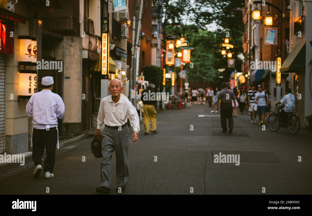 Un vecchio uomo giapponese passeggiate lungo una strada di Asakusa, Tokyo, Giappone. Laccati. tasso di natalità sta rallentando e stiamo assistendo ad un invecchiamento della popolazione in Giappone. Foto Stock