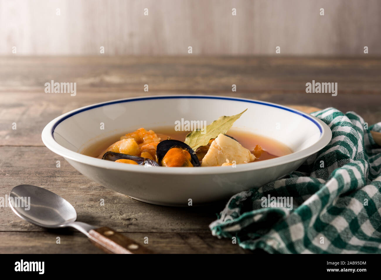 Il francese bouillabaisse minestra sulla tavola di legno Foto Stock
