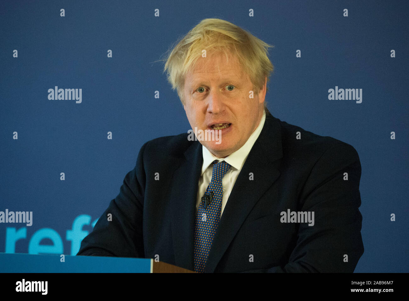 North Queensferry, UK. Il 26 novembre 2019. Nella foto: Boris Johnson MP - REGNO UNITO Il Primo Ministro e il leader dei conservatori e di partito unionista. Partito conservatore di lancio Manifesto: Boris Johnson visto per la sua campagna elettorale a North Queensferry. Credito: Colin Fisher/Alamy Live News. Credito: Colin Fisher/Alamy Live News Foto Stock