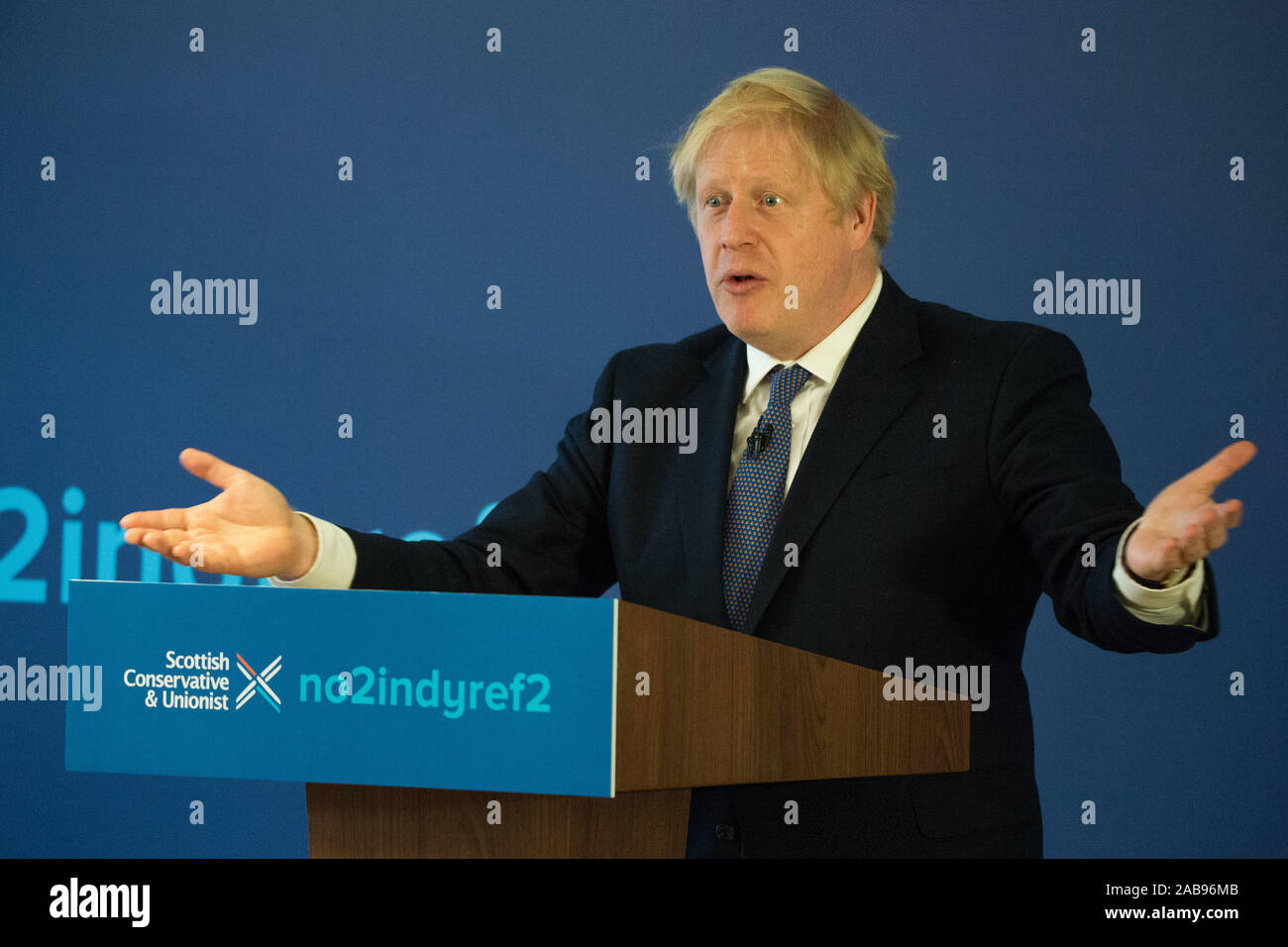 North Queensferry, UK. Il 26 novembre 2019. Nella foto: Boris Johnson MP - REGNO UNITO Il Primo Ministro e il leader dei conservatori e di partito unionista. Partito conservatore di lancio Manifesto: Boris Johnson visto per la sua campagna elettorale a North Queensferry. Credito: Colin Fisher/Alamy Live News. Credito: Colin Fisher/Alamy Live News Foto Stock
