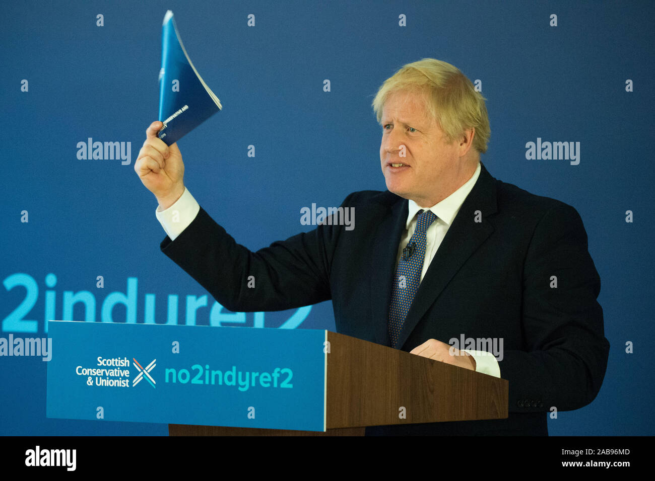 North Queensferry, UK. Il 26 novembre 2019. Nella foto: Boris Johnson MP - REGNO UNITO Il Primo Ministro e il leader dei conservatori e di partito unionista. Partito conservatore di lancio Manifesto: Boris Johnson visto per la sua campagna elettorale a North Queensferry. Credito: Colin Fisher/Alamy Live News. Credito: Colin Fisher/Alamy Live News Foto Stock