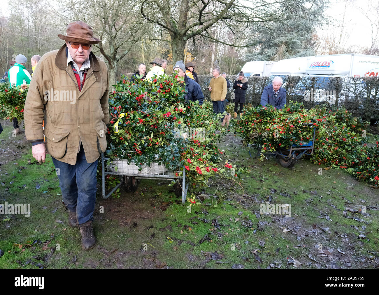 Burford House, Tenbury Wells, Worcestershire - Martedì 26 Novembre 2019 - Il primo Natale agrifoglio e vischio asta della stagione - Aste di vischio si sono svolti a Tenbury Wells per oltre 160 anni. Un acquirente carri lontano un trolley pieno di holly acquistati all'asta. Una ulteriore asta avrà luogo la prossima settimana - Credit: Steven Maggio/Alamy Live News Foto Stock