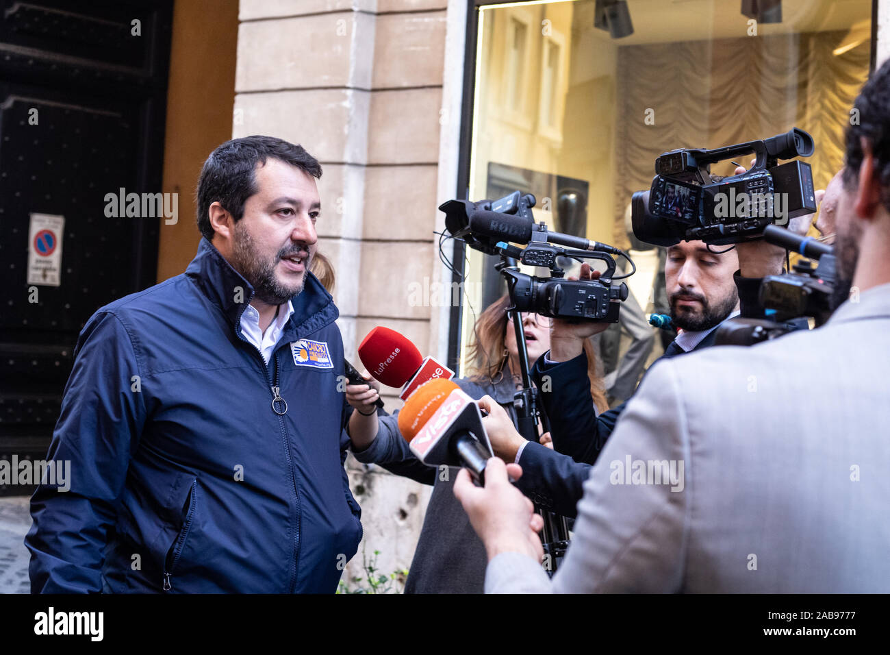 Matteo Salvini parla alla fine della conferenza stampa "il sistema di servizi per dipendenze patologiche: proposta per la revisione della legislazione in materia di droga". Foto Stock