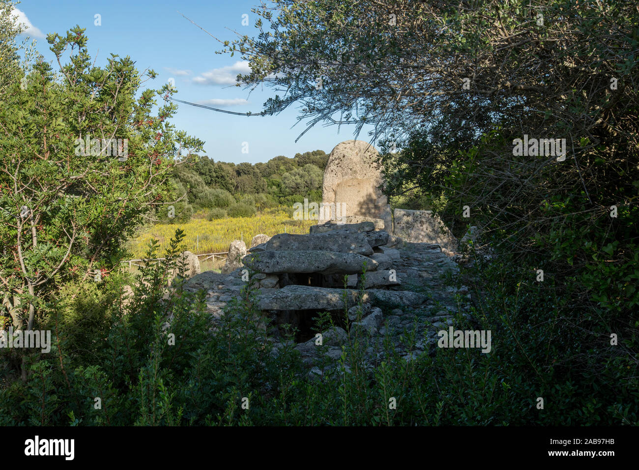 Retro di tombe dei giganti di Coddu Veccju vicino a Arzachena, sito archeologico in Sardegna, Italia. Foto Stock