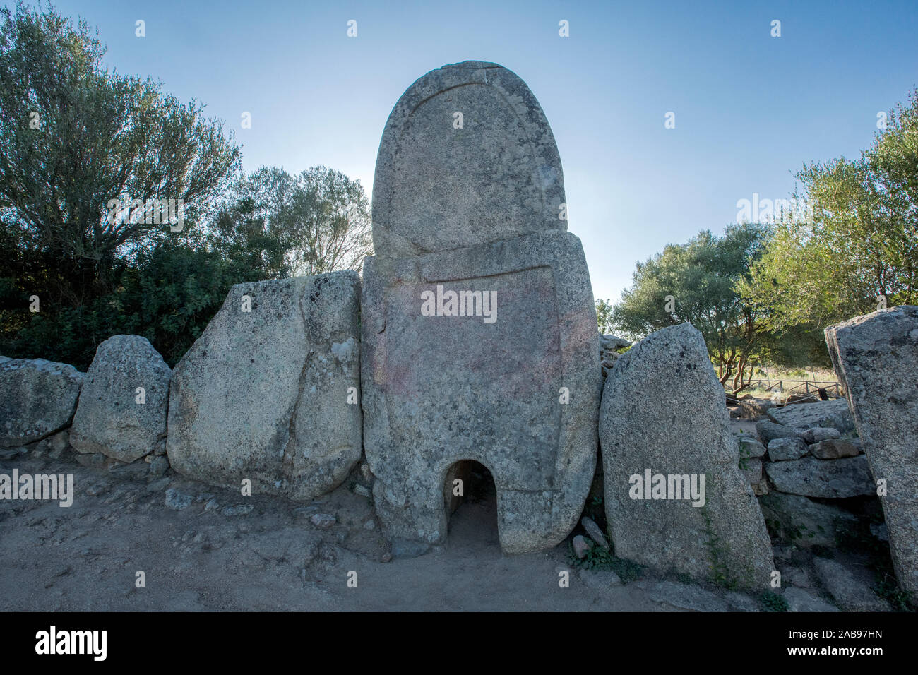 Tombe dei Giganti di Coddu Veccju vicino a Arzachena, sito archeologico in Sardegna, Italia. Foto Stock