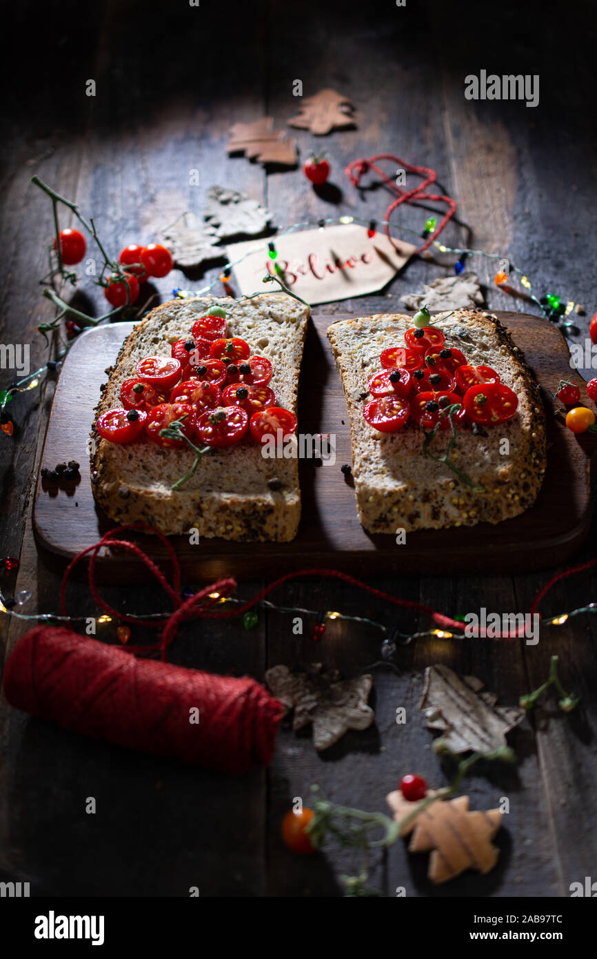 Sandwich di Natale con i pomodori su una tavola di legno.old style.il cibo sano deliziosa prima colazione Foto Stock
