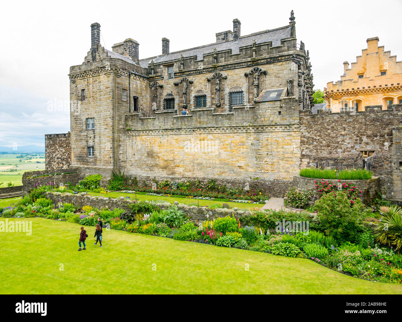 Persone che camminano in Queen Anne Giardino e palazzo con grande Hall, il Castello di Stirling, Scozia, Regno Unito Foto Stock
