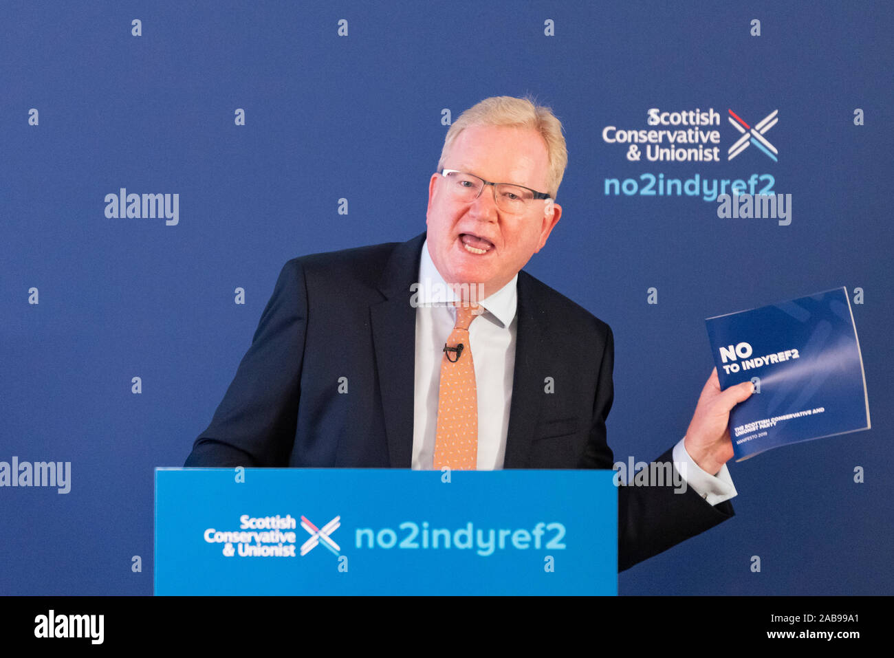 North Queensferry, Scotland, Regno Unito. Il 26 novembre 2019. Il primo ministro Boris Johnson al momento del lancio di Scottish conservatori generale Manifesto elettorale a North Queensferry oggi. La spinta principale del manifesto è di fermare un secondo referendum sull indipendenza scozzese. Nella foto. Leader dei Conservatori scozzesi Jackson Carlaw. Iain Masterton/Alamy Live News. Foto Stock