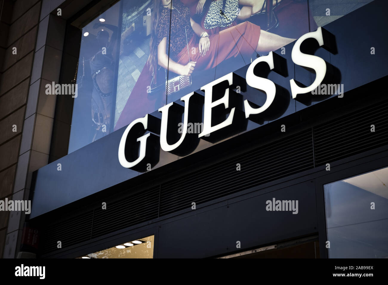 Guess accessories immagini e fotografie stock ad alta risoluzione Alamy