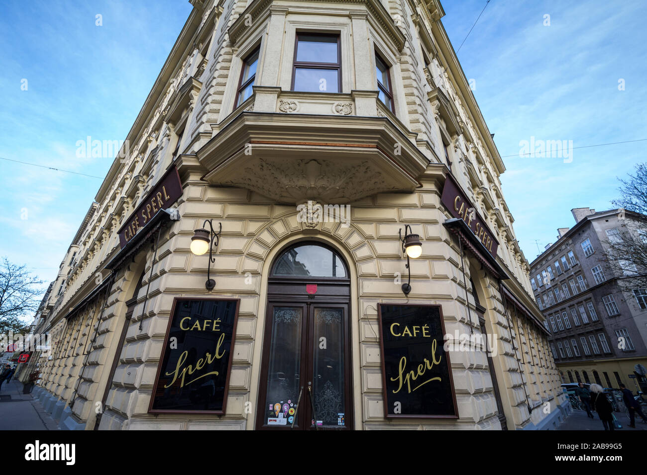 VIENNA, Austria - 6 Novembre 2019: ingresso al Cafe Sperl, un tipico ingresso barocco di Wiener Kaffeehaus, caffetteria Viennese, un'icona di t Foto Stock