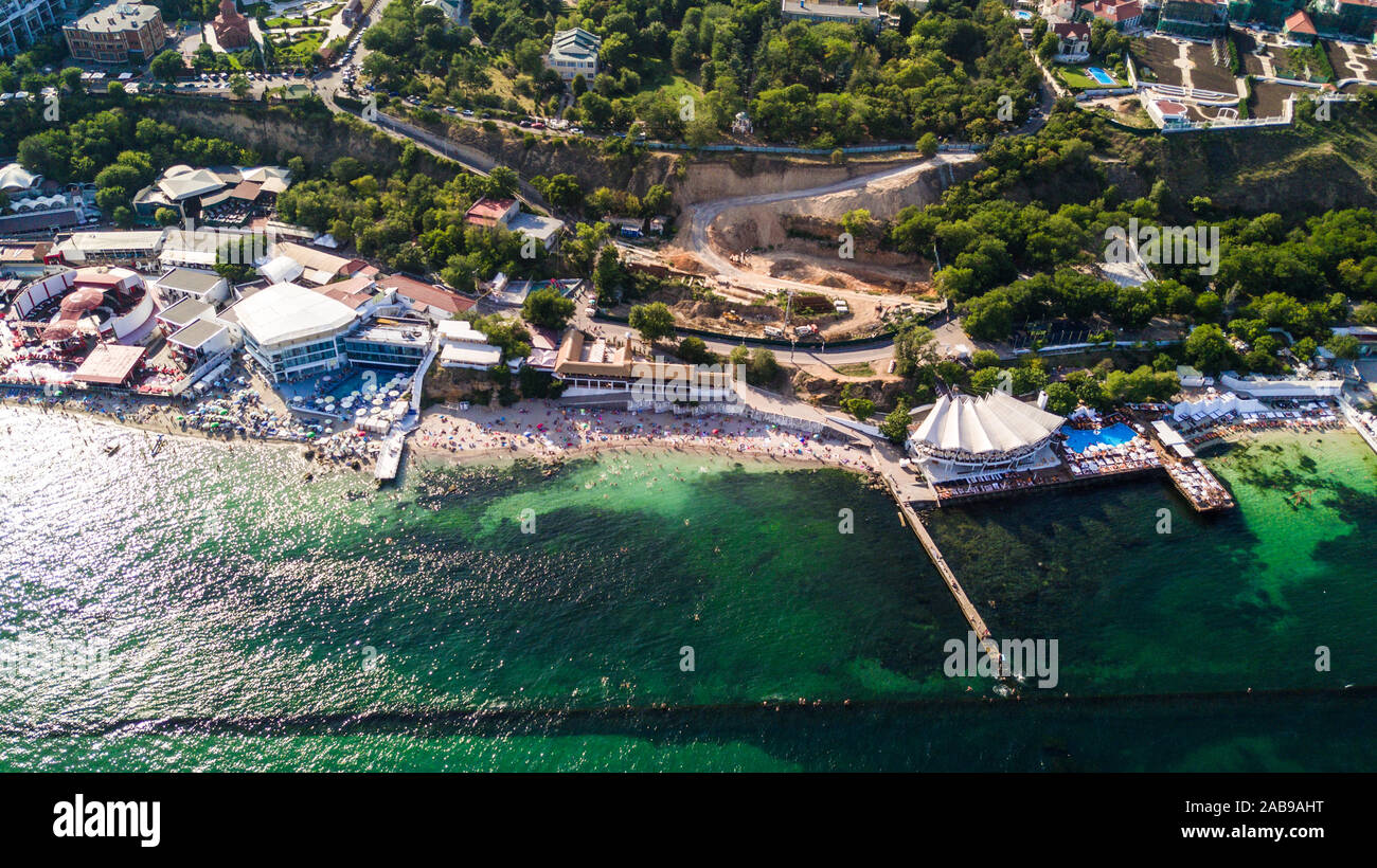Vista aerea della città di Odessa e porto di mare al giorno di estate drone Foto Stock
