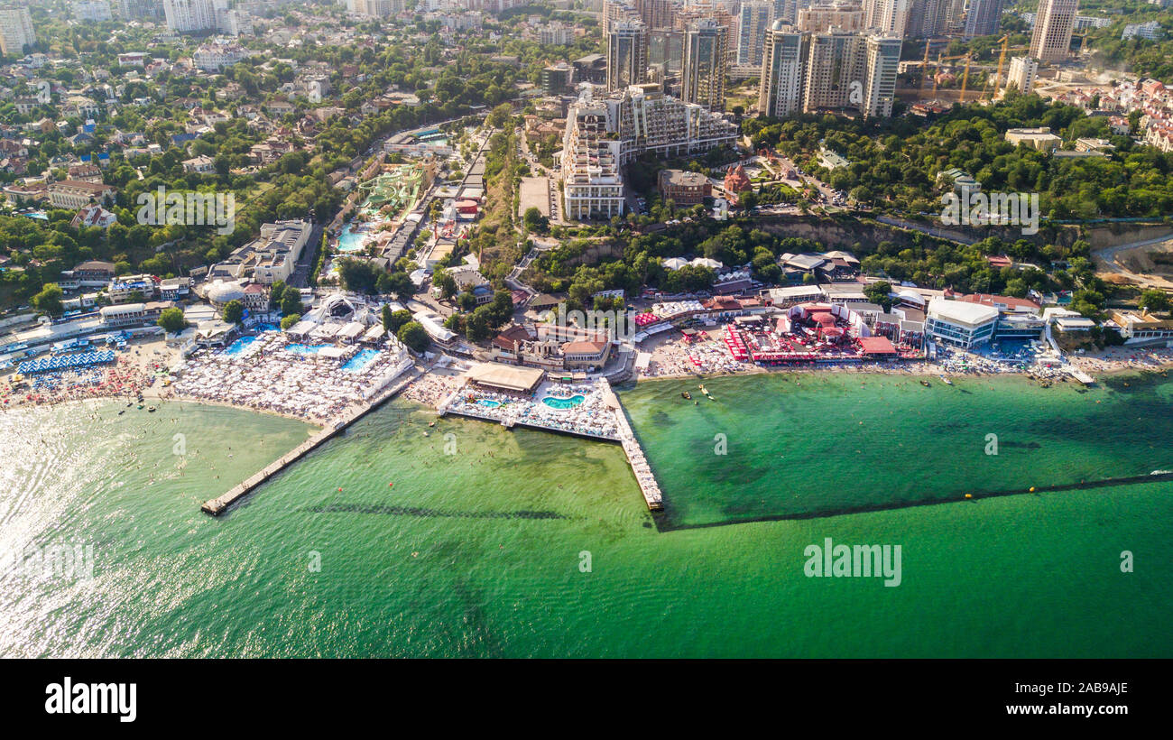 Vista aerea della città di Odessa e porto di mare al giorno di estate drone Foto Stock