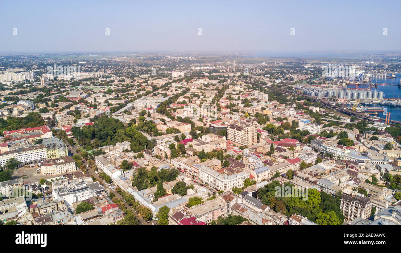 Vista aerea a Odessa, tetti, porto e mare al tramonto o l'alba Foto Stock