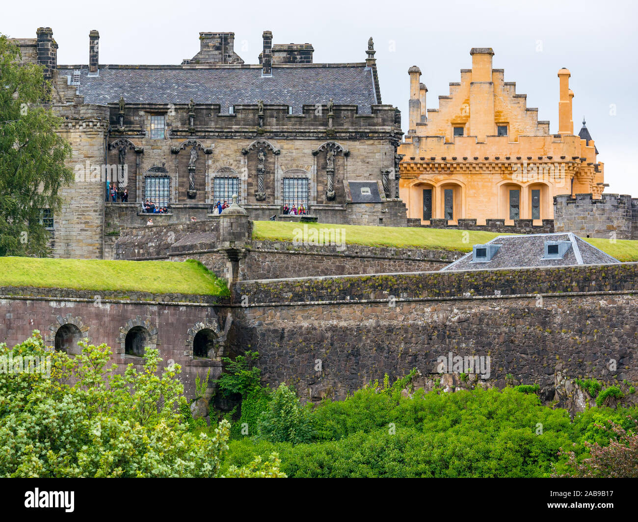 I turisti sui merli del Castello di Stirling con calce giallo lavare Great Hall, Scotland, Regno Unito Foto Stock