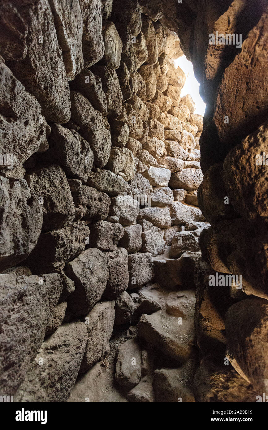 Interno di un nuraghe nell antico villaggio nuragico vicino a Paulilatino, Oristano, Sardegna, Italia. Foto Stock