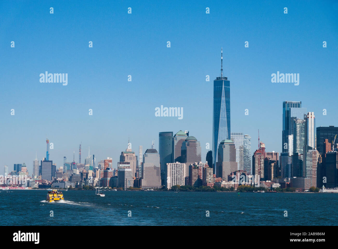 Il Porto di New York con la Skyline di Manhattan, New York, Stati Uniti d'America Foto Stock