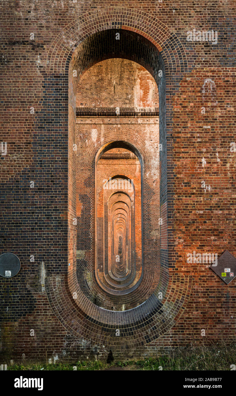 Archi di ripetizione di Ouse Valley Railway viadotto vicino Balcombe Foto Stock