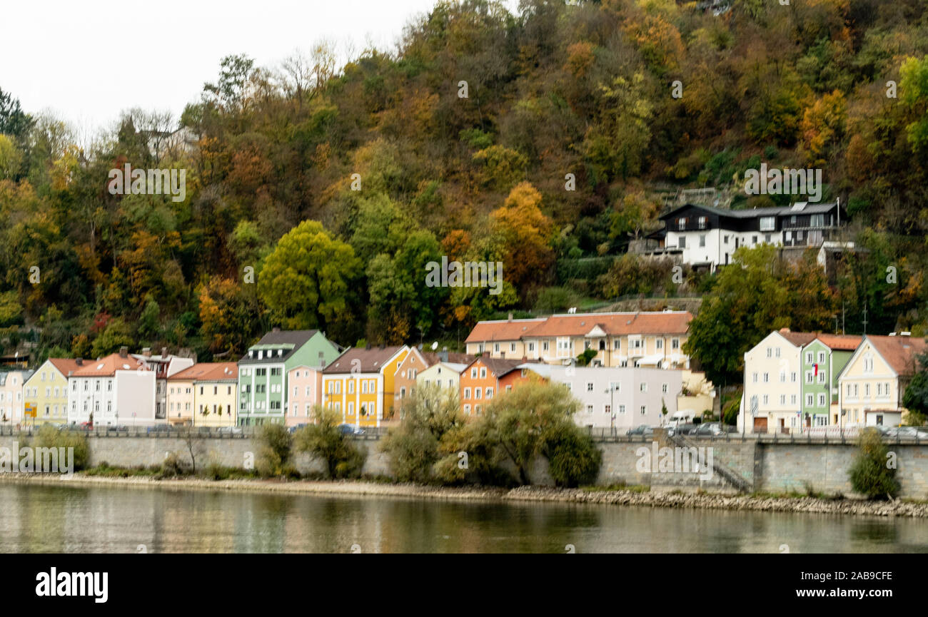 Le case colorate di rabbia sulla sponda settentrionale del Danubio, visto dall'Isola di Passau Foto Stock