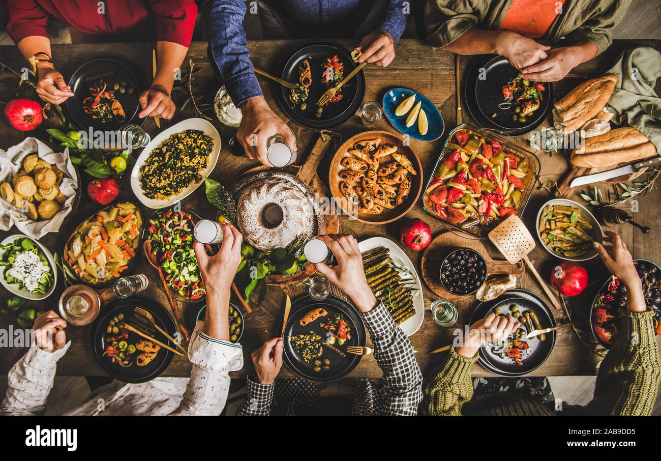 Turca tradizionale festa di famiglia cena con piatti tipici e raki Foto Stock