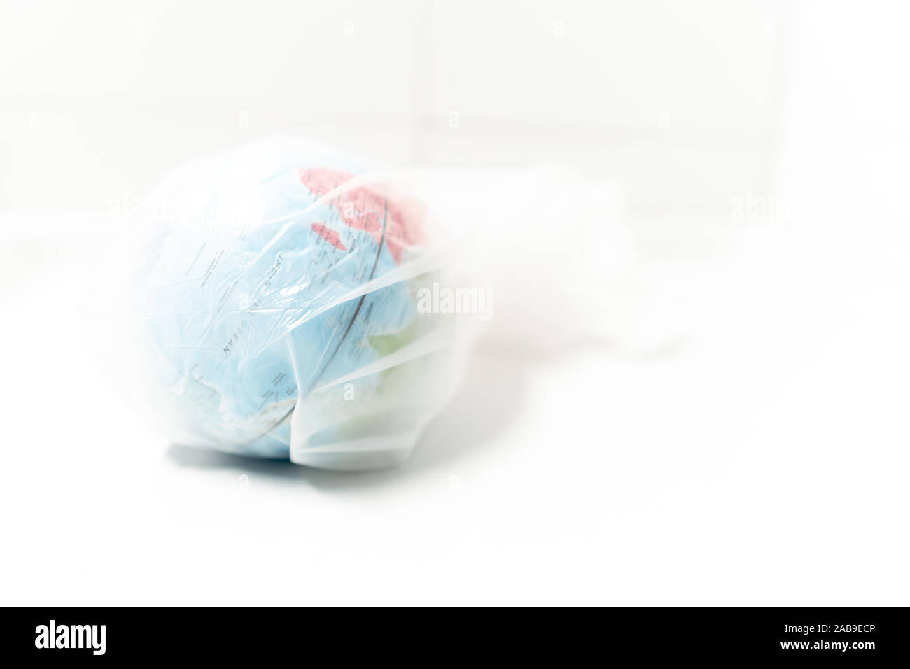 La terra in plastica su uno sfondo bianco Foto Stock