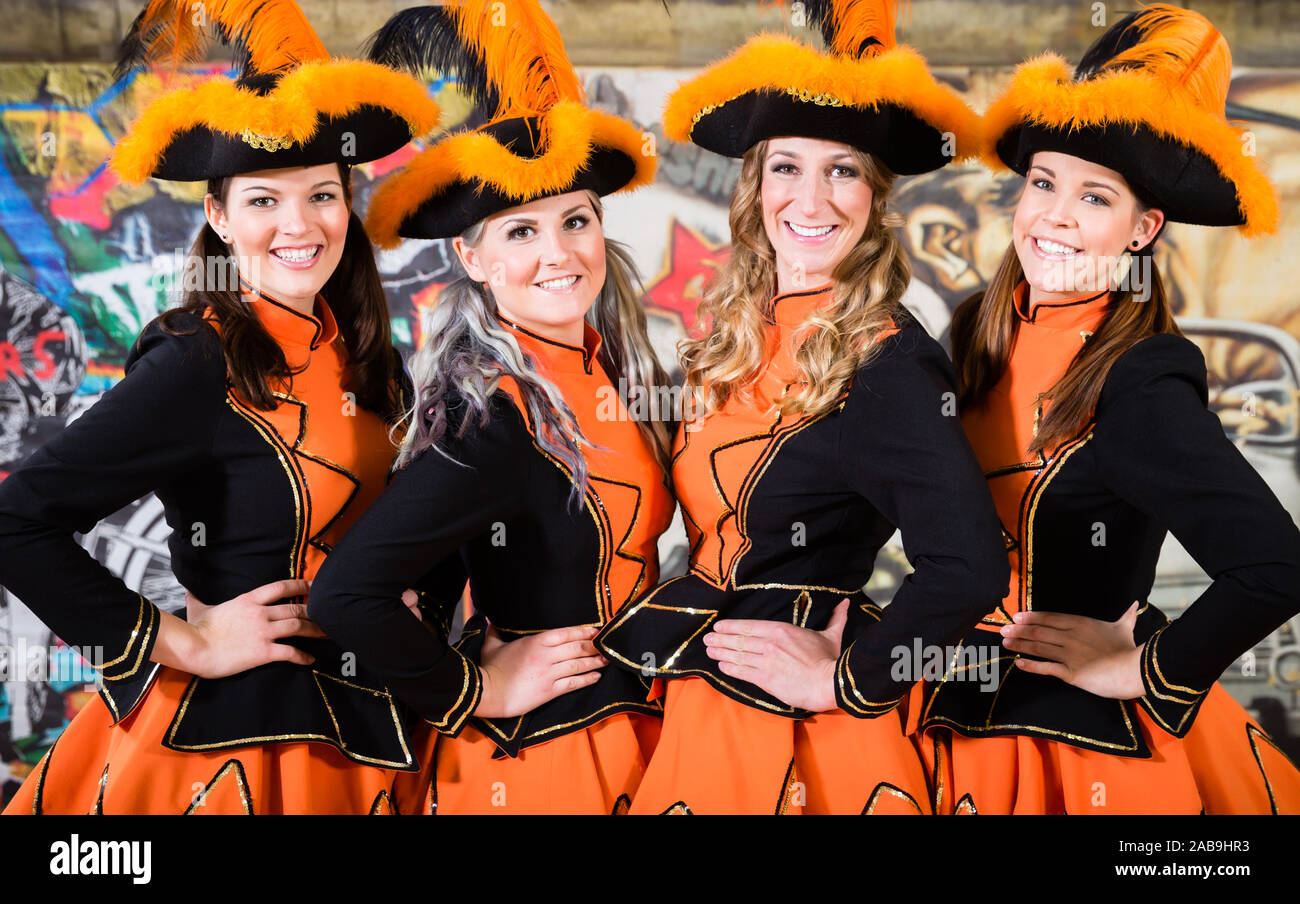 Folklore tedesco balli di gruppo nel carnevale Fasching su Rose lunedì Foto Stock