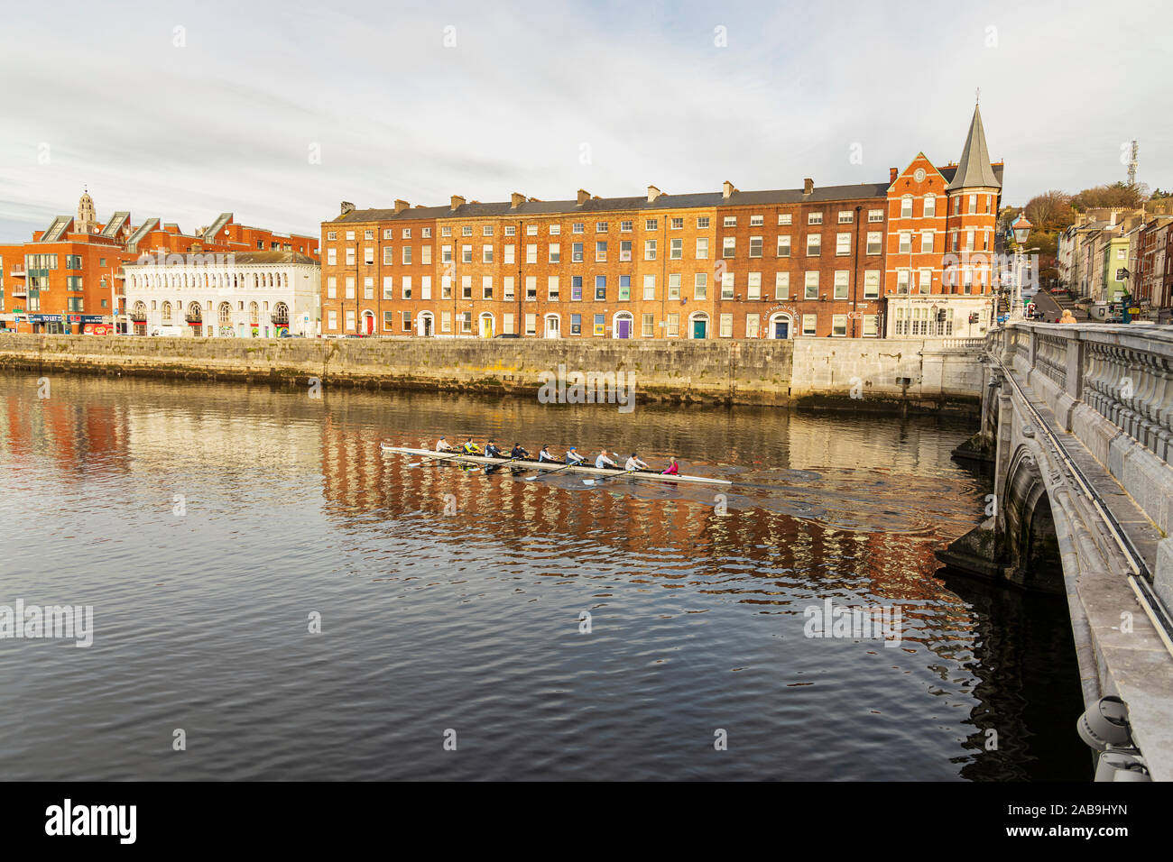 Barca a remi lungo il Fiume Lee da St Patricks Quay nella città di Cork la mattina presto, Irlanda Foto Stock