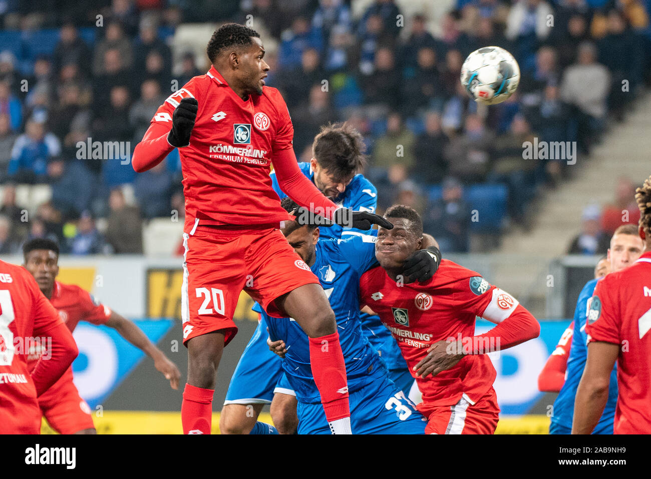 SINSHEIM, Germania - 24 novembre: Florian Grillitsch (TSG 1899 Hoffenheim), Edimilson Fernandes (1.FSV Mainz 05), Jürgen Locadia (TSG 1899 Hoffenheim) e Moussa Niakhate (1.FSV Mainz 05) al calcio, Bundesliga 2019/2020 - TSG 1899 Hoffenheim v 1. FSV Maiz 05 all'Arena PreZero su Novembre 24, 2019 a Sinsheim (Germania). Foto Stock