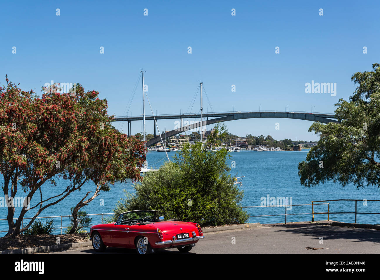 MG auto convertibili in Ferry Street Point con una vista del Ponte Gladsville, Hunters Hill, un sobborgo sulla North Shore inferiore, Sydney, Australia Foto Stock