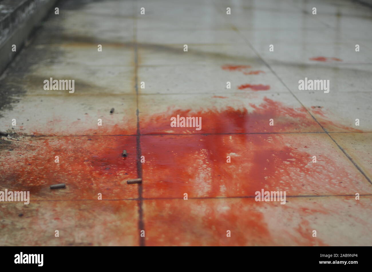 Un pool di sangue causato da un soldato ferito durante una lotta antincendio Foto Stock