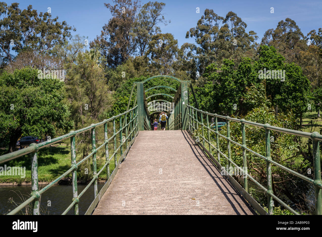 Ponte pedonale che attraversa il fiume Parramatta in Parramatta Park, nel sobborgo occidentale di Parramatta, Sydney, Australia Foto Stock