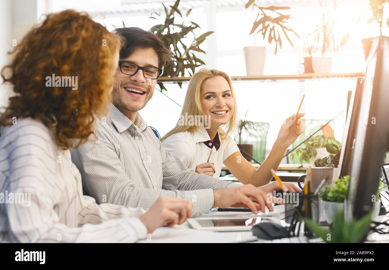 Allegro team business godendo di nuove idee di marketing di Office Foto Stock