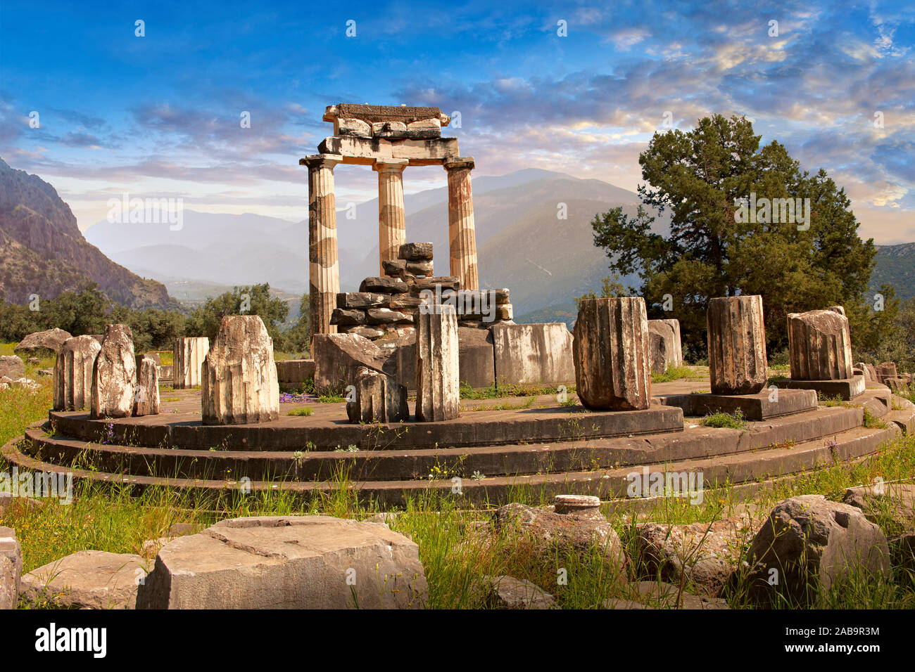 La circolare Delphi tempio a Tholos con colonne doriche, 380 BC, Santuario di Athena Pronaia, Delphi sito archeologico, Grecia Foto Stock