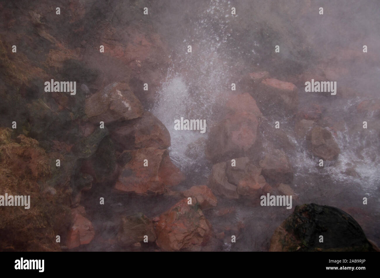 Pulire l'energia geotermica fuggiti dai geyser dalle viscere della terra Foto Stock