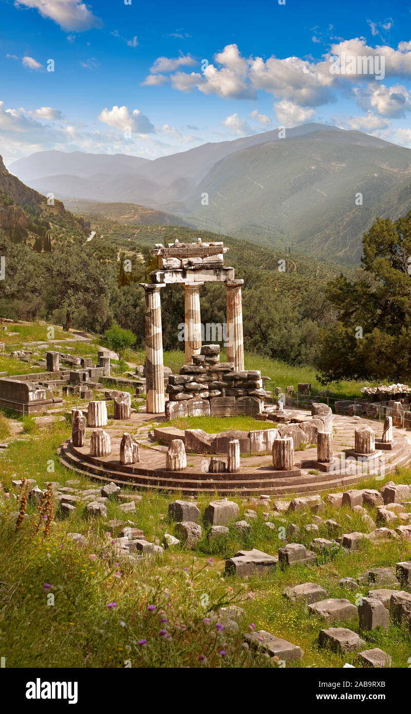 La circolare Delphi tempio a Tholos con colonne doriche, 380 BC, Santuario di Athena Pronaia, Delphi sito archeologico, Grecia Foto Stock