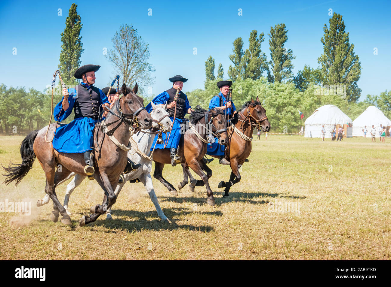 Piatti tradizionali ungheresi pastore cavalieri ride durante il giorno degli antenati gruppo tribale nella steppa ungherese vicino a Bugac, Ungheria. Foto Stock