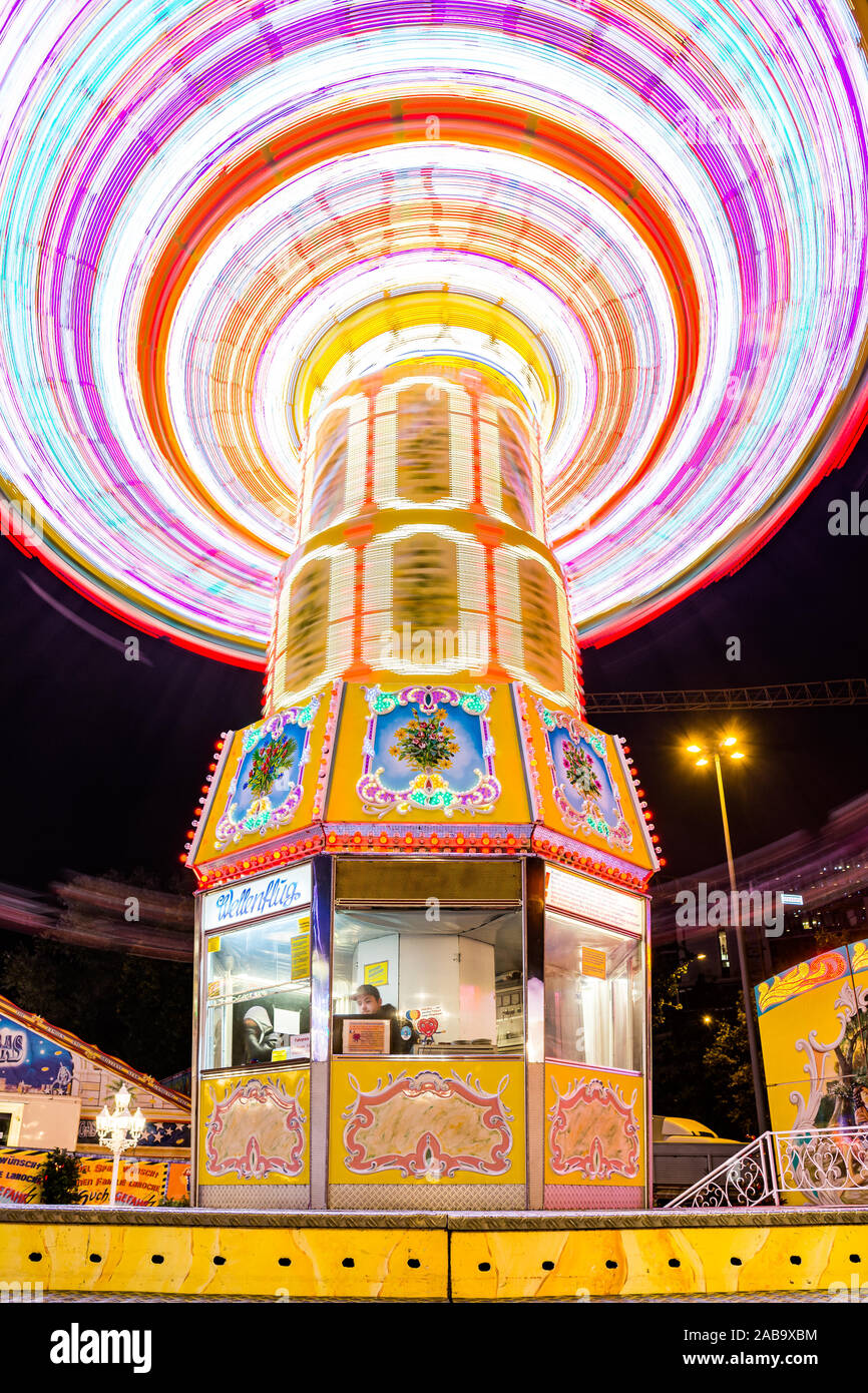 Amburgo, Germania - 09 novembre 2019. Merry-go-round di muoversi con molte luci di notte Foto Stock