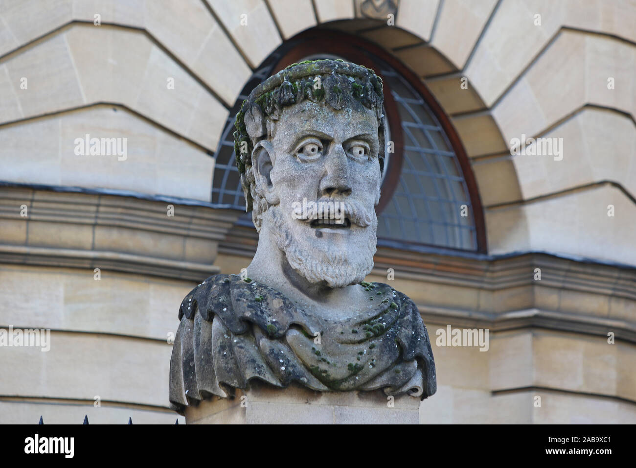 Uno dei scolpiti imperatore filosofo o capi intorno al perimetro del Sheldonian Theatre in Oxford Inghilterra ognuno ha una barba diversa Foto Stock