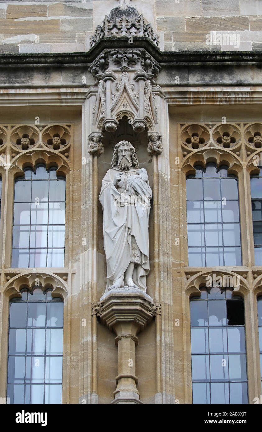Statua di San Giovanni Battista di Eric Gill nella parte anteriore del quad nella torre porta del St John's College Oxford parte dell'Università Foto Stock