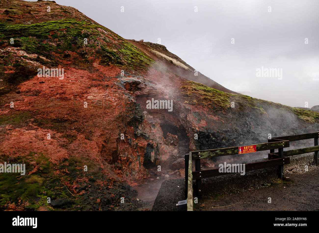 Pulire l'energia geotermica fuggiti dai geyser dalle viscere della terra Foto Stock