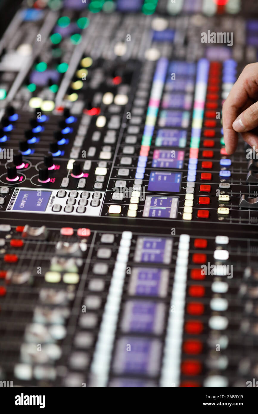 Controlli del suono professionale console mixer e la mano di ingegnere del suono. Messa a fuoco selettiva. Foto Stock