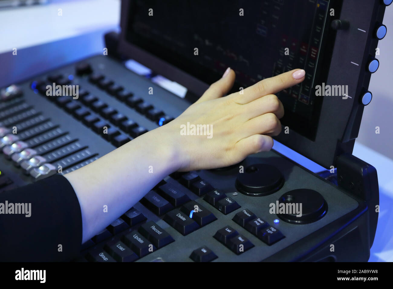 Operatore utilizzando il touch screen di controllo compatta professionale fase di illuminazione console. Messa a fuoco selettiva. Foto Stock