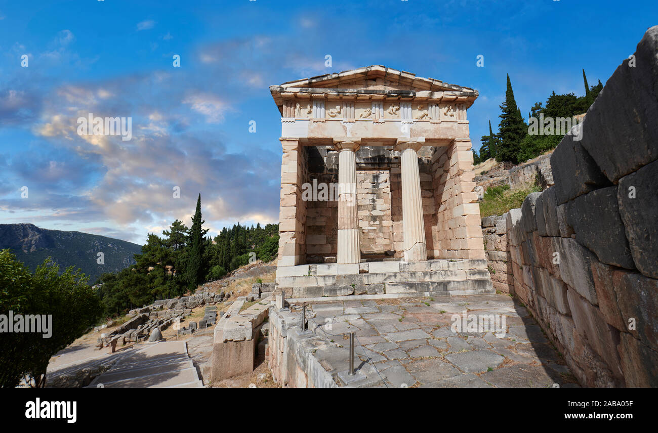 Il tesoro di Atene sul modo processionale di Delphi Delphi sito archeologico, Delphi, Grecia Foto Stock