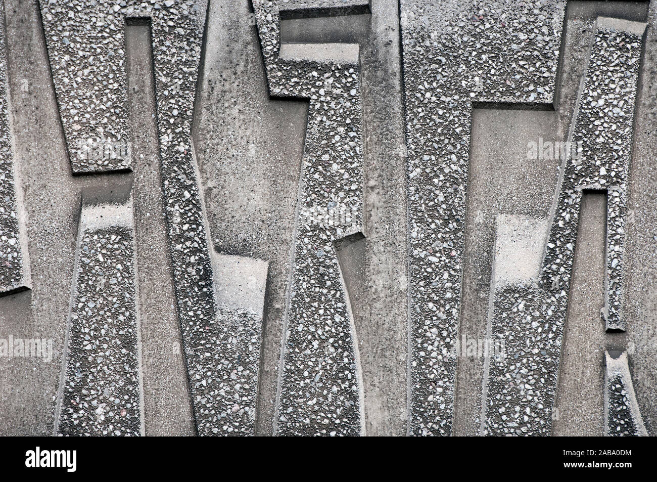 Un primo piano di un modello astratto in cemento su un edificio brutalista a Londra, Regno Unito Foto Stock