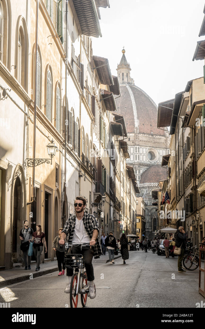 Ciclista su un bel pomeriggio a Firenze Foto Stock