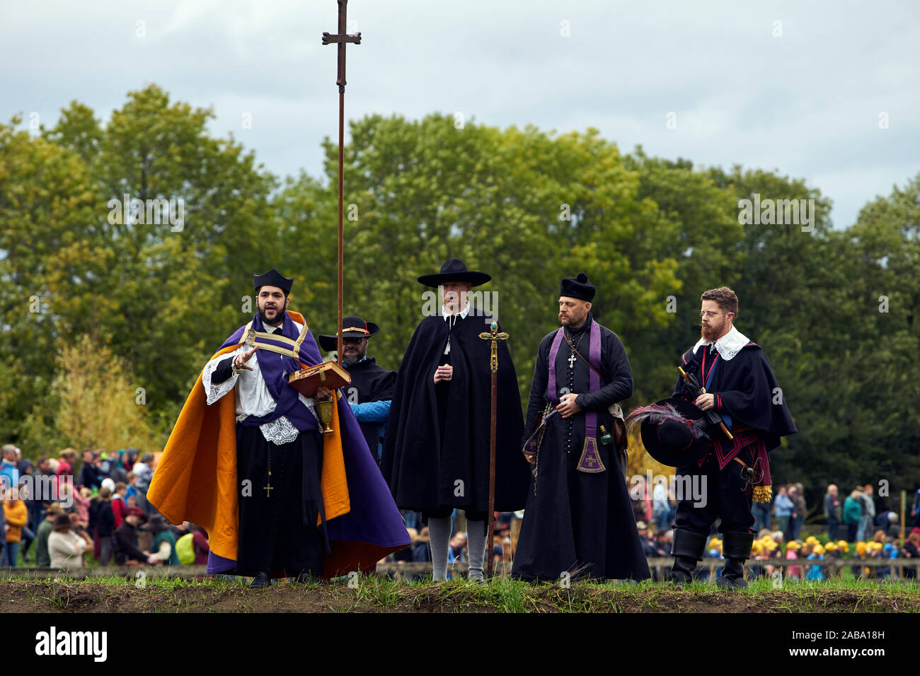 Un partecipante dissimulata come vescovo dell'esercito spagnolo, prega prima che le truppe prima della battaglia Foto Stock