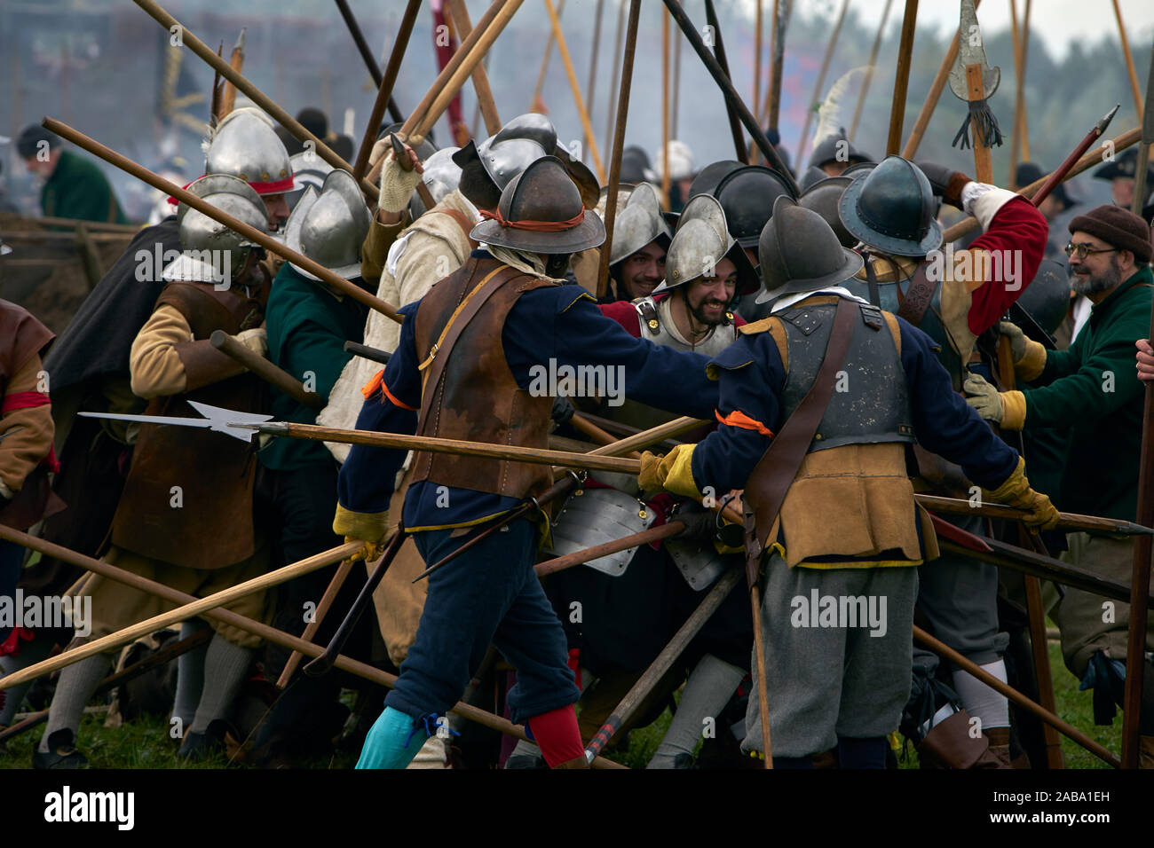 I partecipanti simulano la battaglia tra i due eserciti Foto Stock