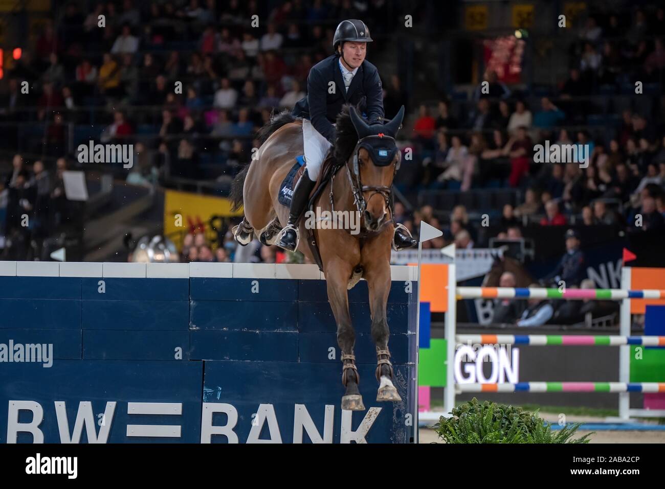 STUTTGART, Germania - 17 novembre: Douglas Lindelöw (SWE) Cheldon equitazione a Stoccarda maestro tedesco 2019 - Longines FEI Jumping World Cup 2019/2020, Int. Concorso di salto con jump-off - Grand Prix di Stoccarda presend da Mercedes-Benz, Walter solari e BW-Banca al Hans-Martin-Schleyer-Halle il 17 novembre 2019 a Stoccarda, in Germania. Foto Stock